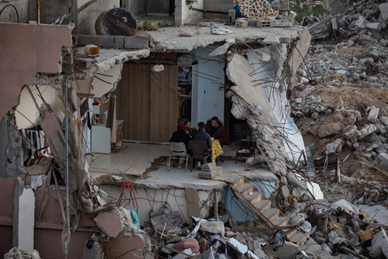 جمع مئات الفلسطينيين، الخميس، لتناول إفطار جماعي في مدينة غزة، على طاولات مؤقتة طويلة وبين أنقاض منازلهم المدمرة (6)