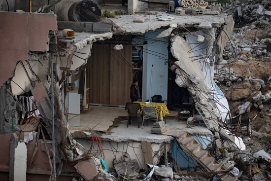 جمع مئات الفلسطينيين، الخميس، لتناول إفطار جماعي في مدينة غزة، على طاولات مؤقتة طويلة وبين أنقاض منازلهم المدمرة (3)