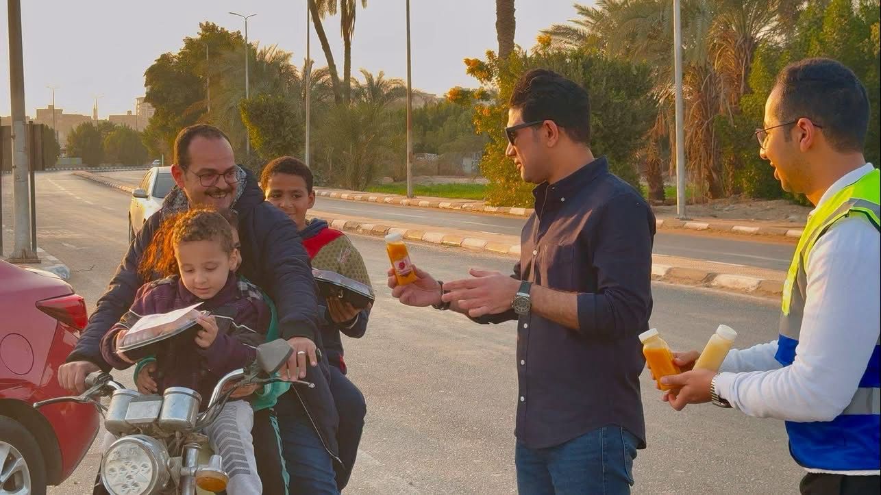 نائب محافظ سوهاج يشارك فى توزيع وجبات إفطار