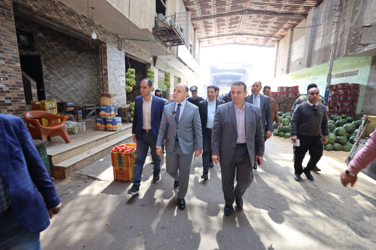 جانب من جولة محافظ كفر الشيخ بسوق الجملة