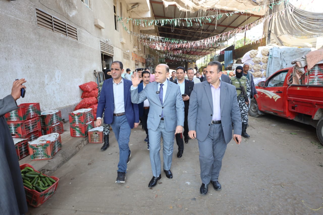 جانب من جولة المحافظ بسوق الجملة
