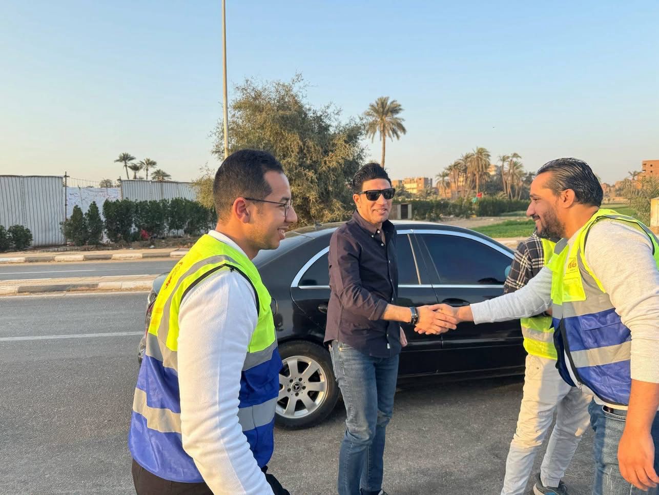 نائب المحافظ خلال المشاركة فى توزيع الوجبات