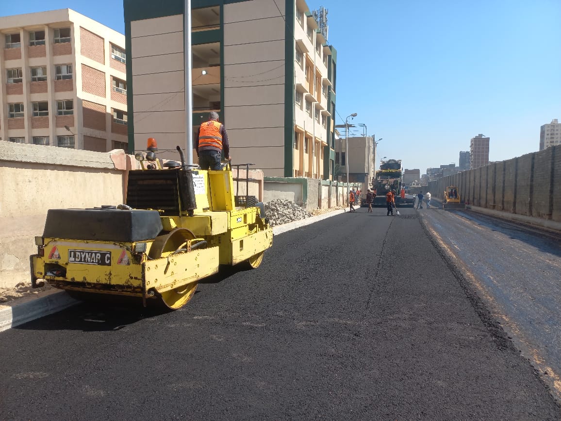 صيانة الشوارع المتهالكة بـ 6 أحياء وترميم الأرصفة (3)