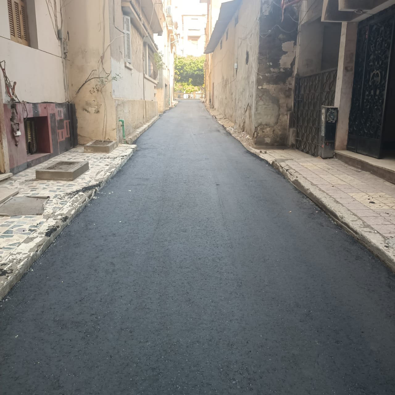 صيانة الشوارع المتهالكة بـ 6 أحياء وترميم الأرصفة (1)