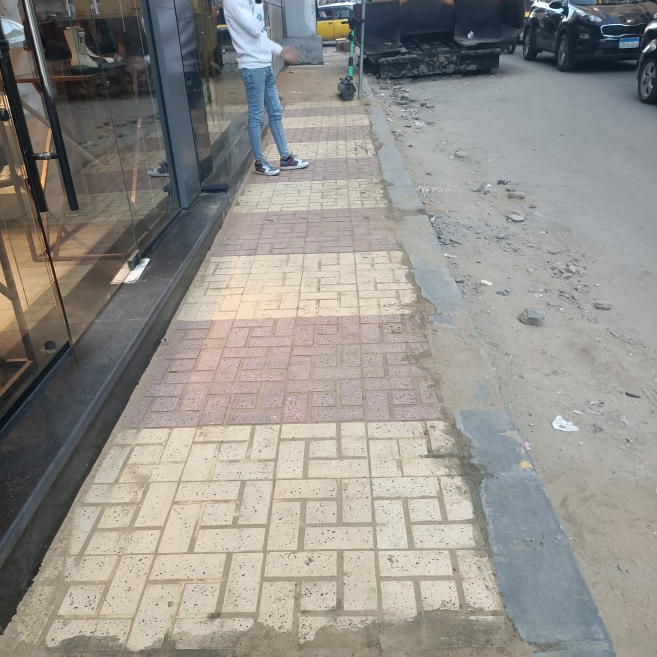 صيانة الشوارع المتهالكة بـ 6 أحياء وترميم الأرصفة (2)