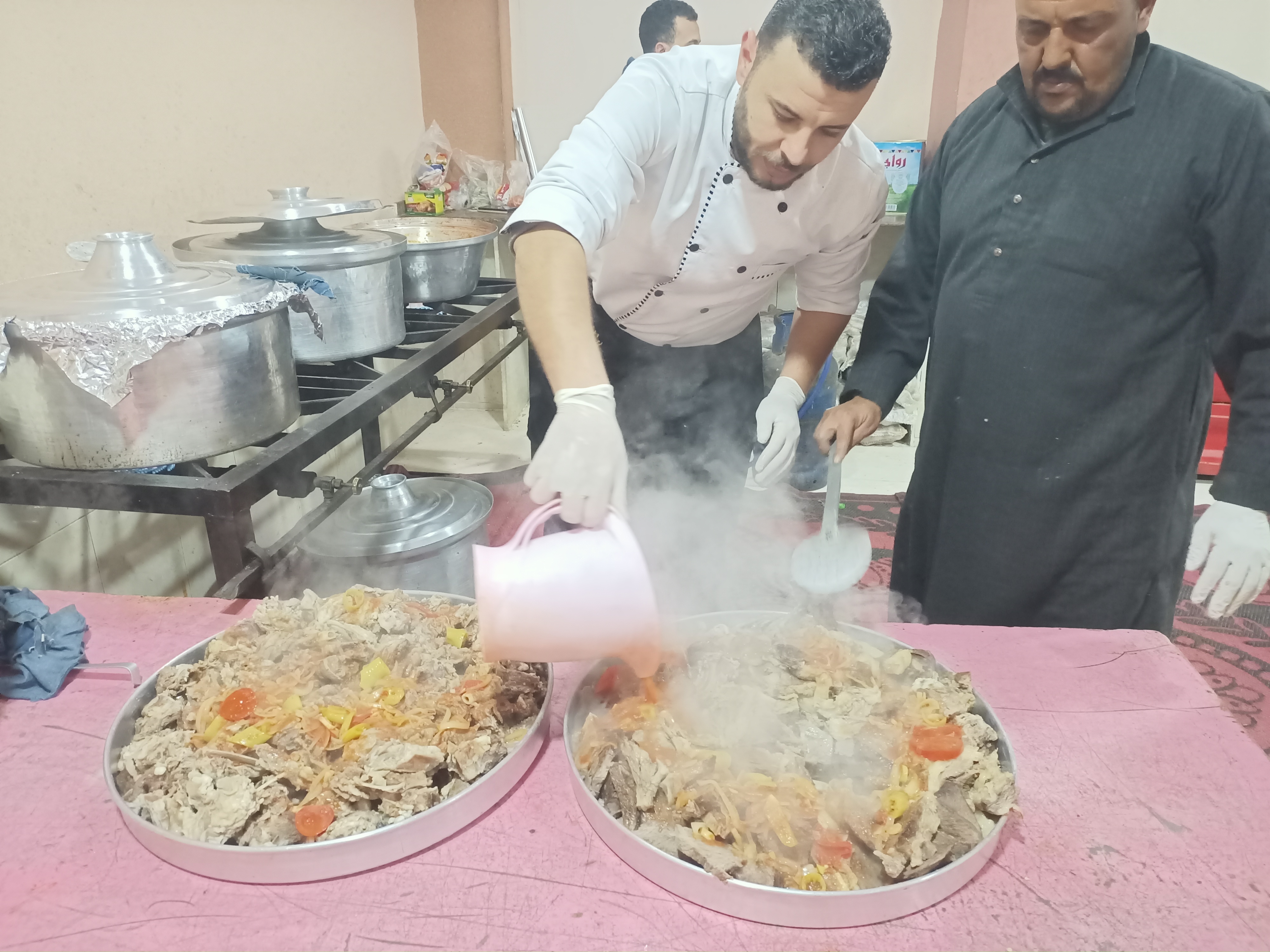 الشيف أثناء طعى الطعام الشيف أثناء طعى الطعام