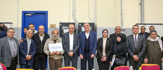 وزير قطاع الأعمال العام يتفقد مصانع شركة مصر للغزل والنسيج (5)