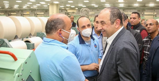 وزير-قطاع-الأعمال-وسط-العمال