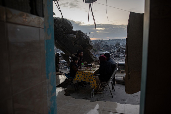 جمع مئات الفلسطينيين، الخميس، لتناول إفطار جماعي في مدينة غزة، على طاولات مؤقتة طويلة وبين أنقاض منازلهم المدمرة (8)