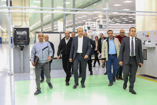 وزير قطاع الأعمال العام يتفقد مصانع شركة مصر للغزل والنسيج (6)