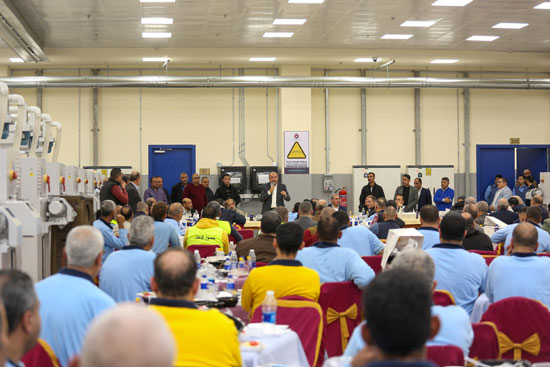 وزير قطاع الأعمال العام يتفقد مصانع شركة مصر للغزل والنسيج (8)