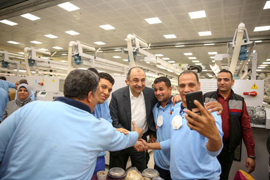وزير قطاع الأعمال العام يتفقد مصانع شركة مصر للغزل والنسيج (4)