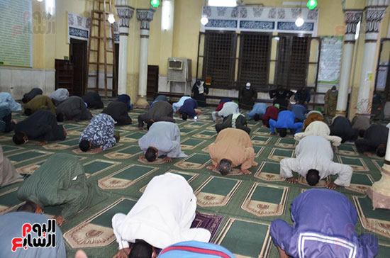 الاهالي-يؤدون-الصلاة-بالمسجد-العمرى الاهالي-يؤدون-الصلاة-بالمسجد-العمرى