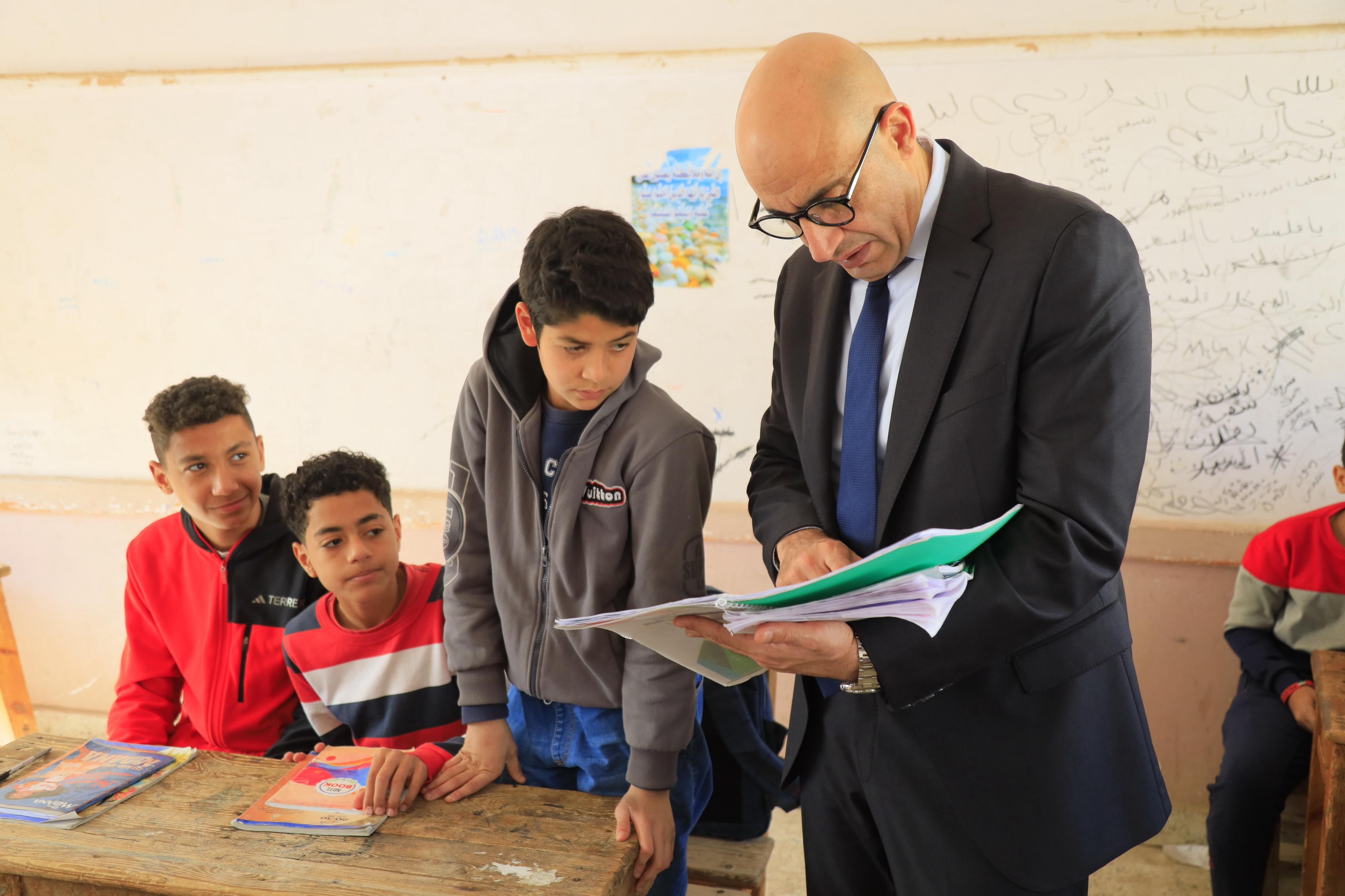 وزير التعليم يطلع على كراسات الواجبات والتقييمات