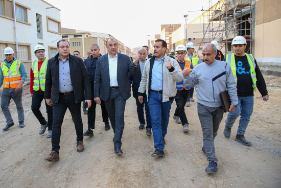 وزير قطاع الأعمال العام يتفقد مصانع شركة مصر للغزل والنسيج (10)