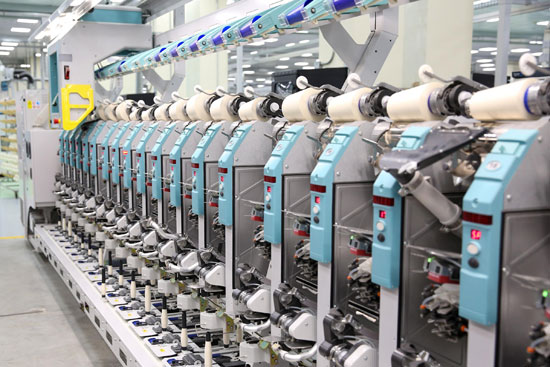 وزير قطاع الأعمال العام يتفقد مصانع شركة مصر للغزل والنسيج (7)