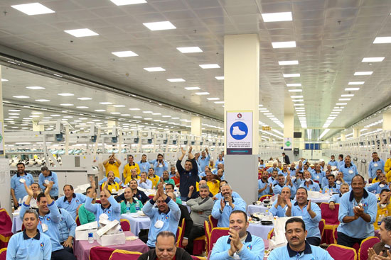 وزير قطاع الأعمال العام يتفقد مصانع شركة مصر للغزل والنسيج (1)