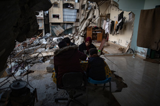جمع مئات الفلسطينيين، الخميس، لتناول إفطار جماعي في مدينة غزة، على طاولات مؤقتة طويلة وبين أنقاض منازلهم المدمرة (10)