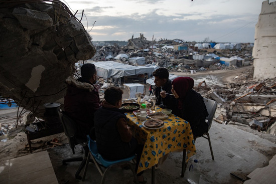 جمع مئات الفلسطينيين، الخميس، لتناول إفطار جماعي في مدينة غزة، على طاولات مؤقتة طويلة وبين أنقاض منازلهم المدمرة (7)