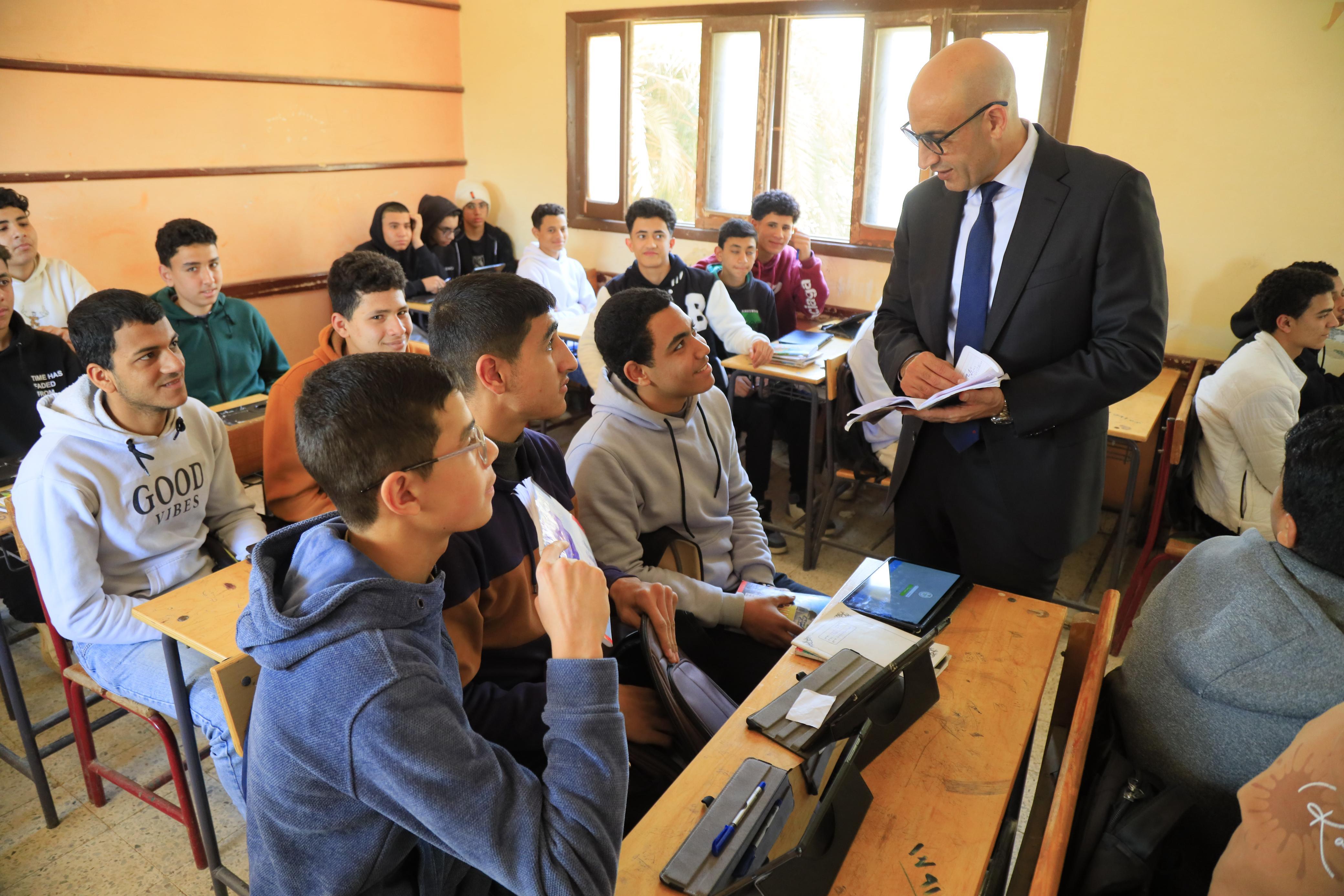 وزير التعليم خلال جولته بمدارس الفيوم