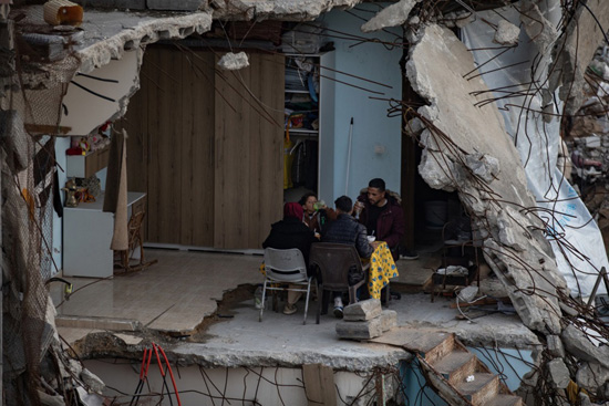 جمع مئات الفلسطينيين، الخميس، لتناول إفطار جماعي في مدينة غزة، على طاولات مؤقتة طويلة وبين أنقاض منازلهم المدمرة (4)