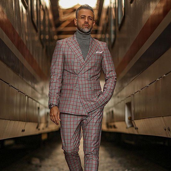 كاروهات أحمر