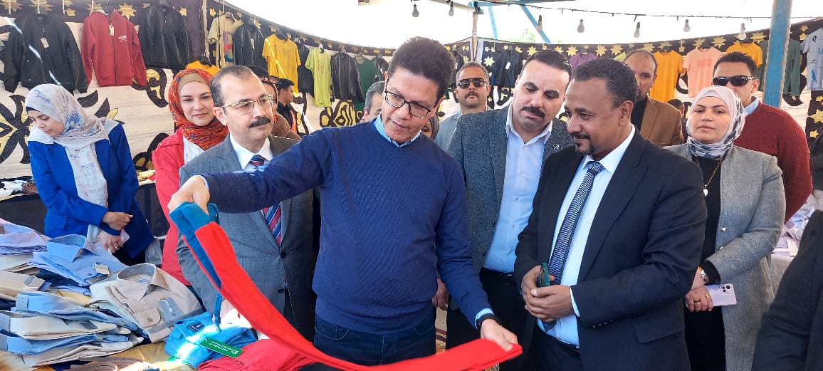 تفقد قطع الملابس بالمعرض تفقد قطع الملابس بالمعرض