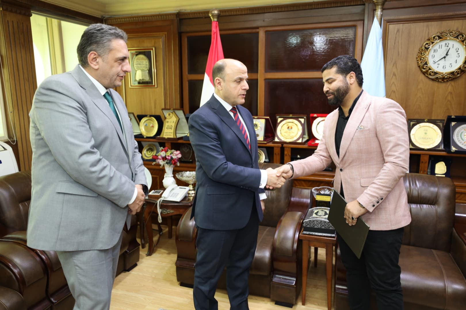 محافظ كفر الشيخ يكرم مدير الرعاية محافظ كفر الشيخ يكرم مدير الرعاية
