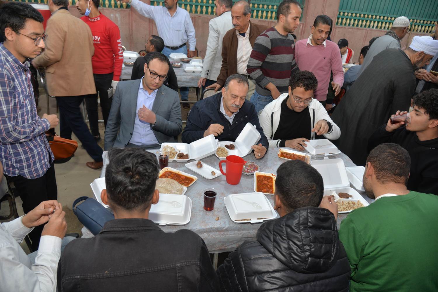 محافظ أسيوط على مائدة إفطار رمضانية (3)