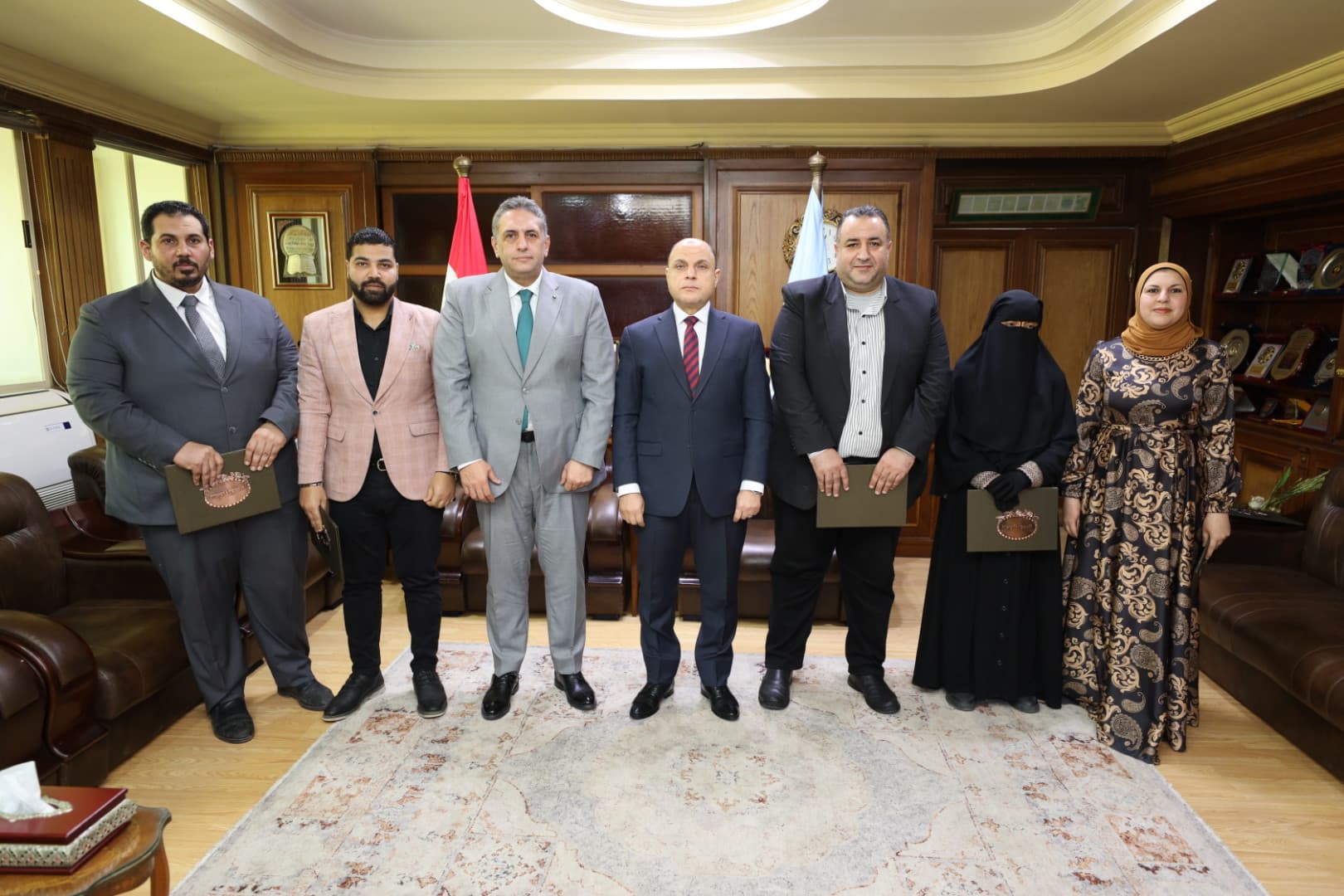 محافظ كفر الشيخ يكرم عدد من الكوادر الطبية محافظ كفر الشيخ يكرم عدد من الكوادر الطبية