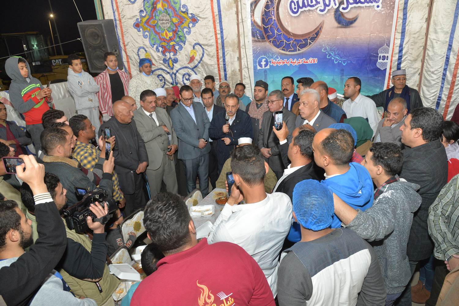محافظ أسيوط على مائدة إفطار رمضانية (1)