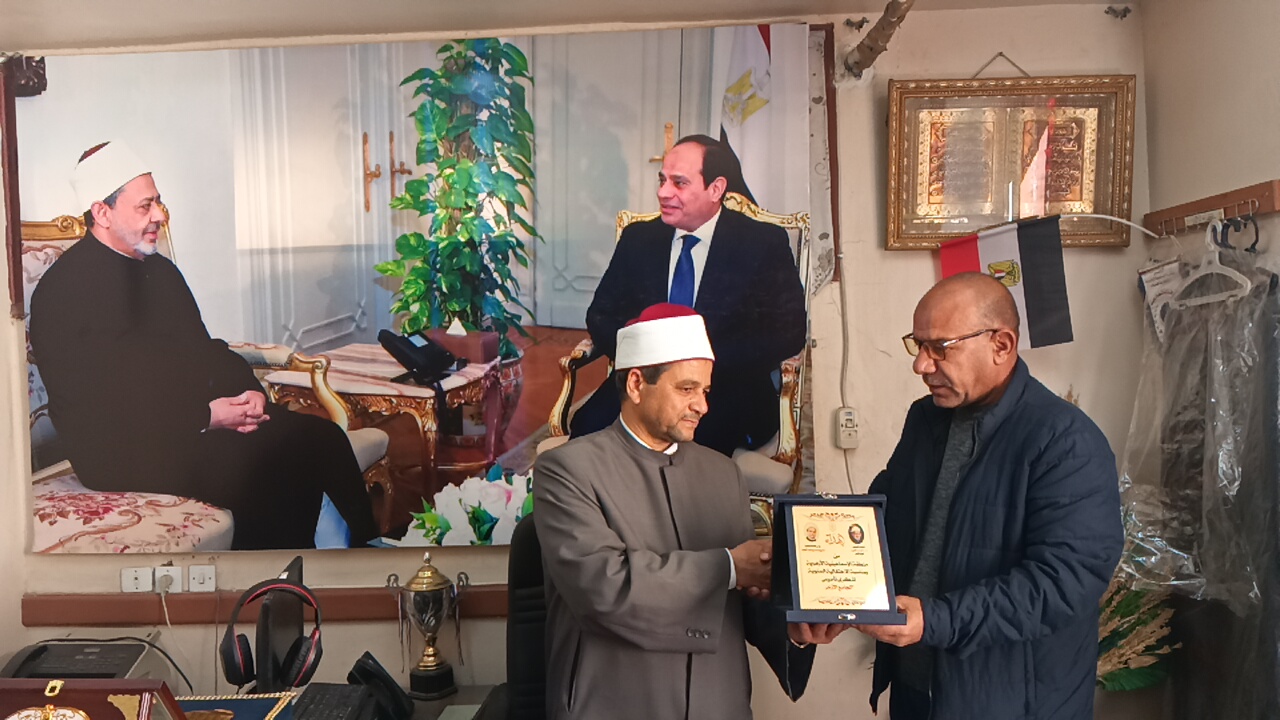 الزميل صبرى غانم يتسلم درع التكريم من ممثل الأزهر الشريف بالإسماعيلية (3)