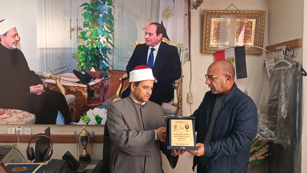 الزميل صبرى غانم يتسلم درع التكريم من ممثل الأزهر الشريف بالإسماعيلية (1)