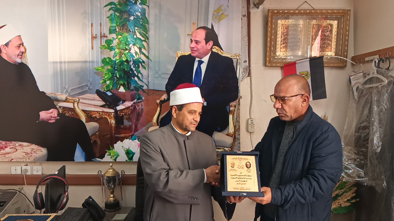 الزميل صبرى غانم يتسلم درع التكريم من ممثل الأزهر الشريف بالإسماعيلية (2)
