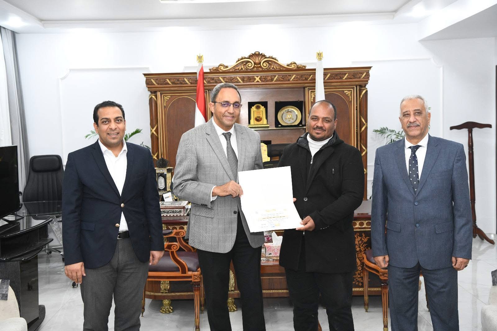 محافظ قنا يكرم أوائل البرامج التدريبية بمركز تدريب التنمية المحلية بسقارة (3)