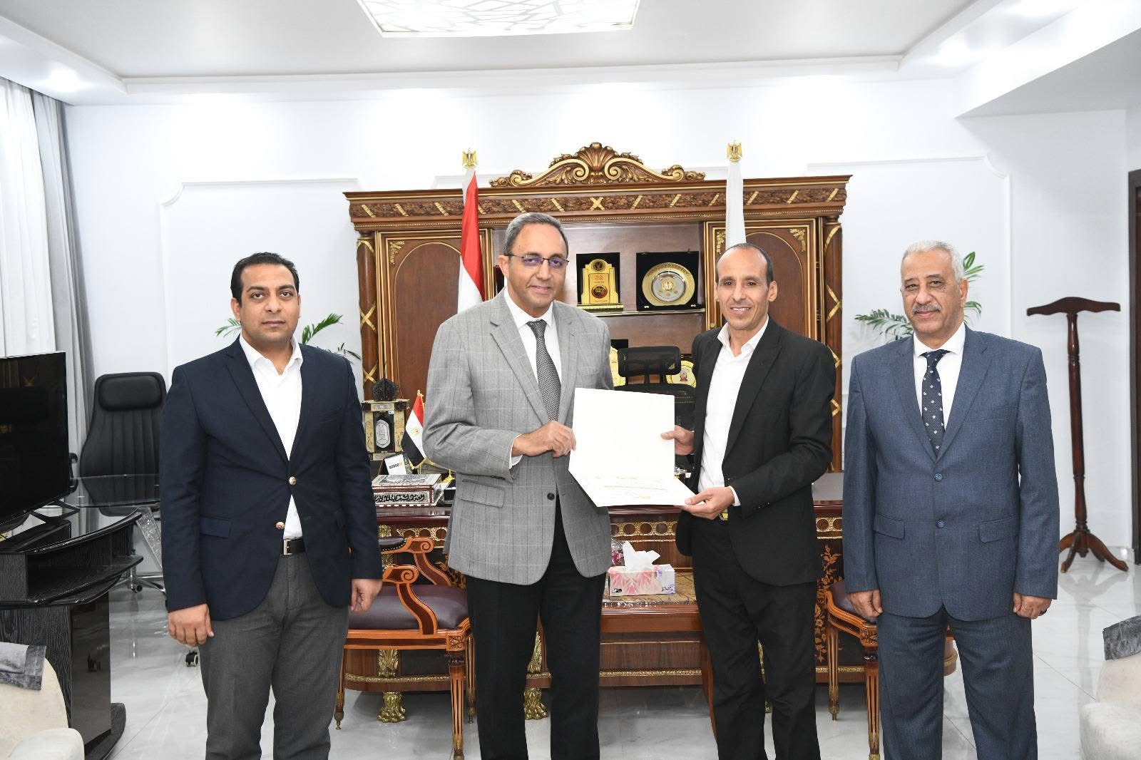 محافظ قنا يكرم أوائل البرامج التدريبية بمركز تدريب التنمية المحلية بسقارة (9)