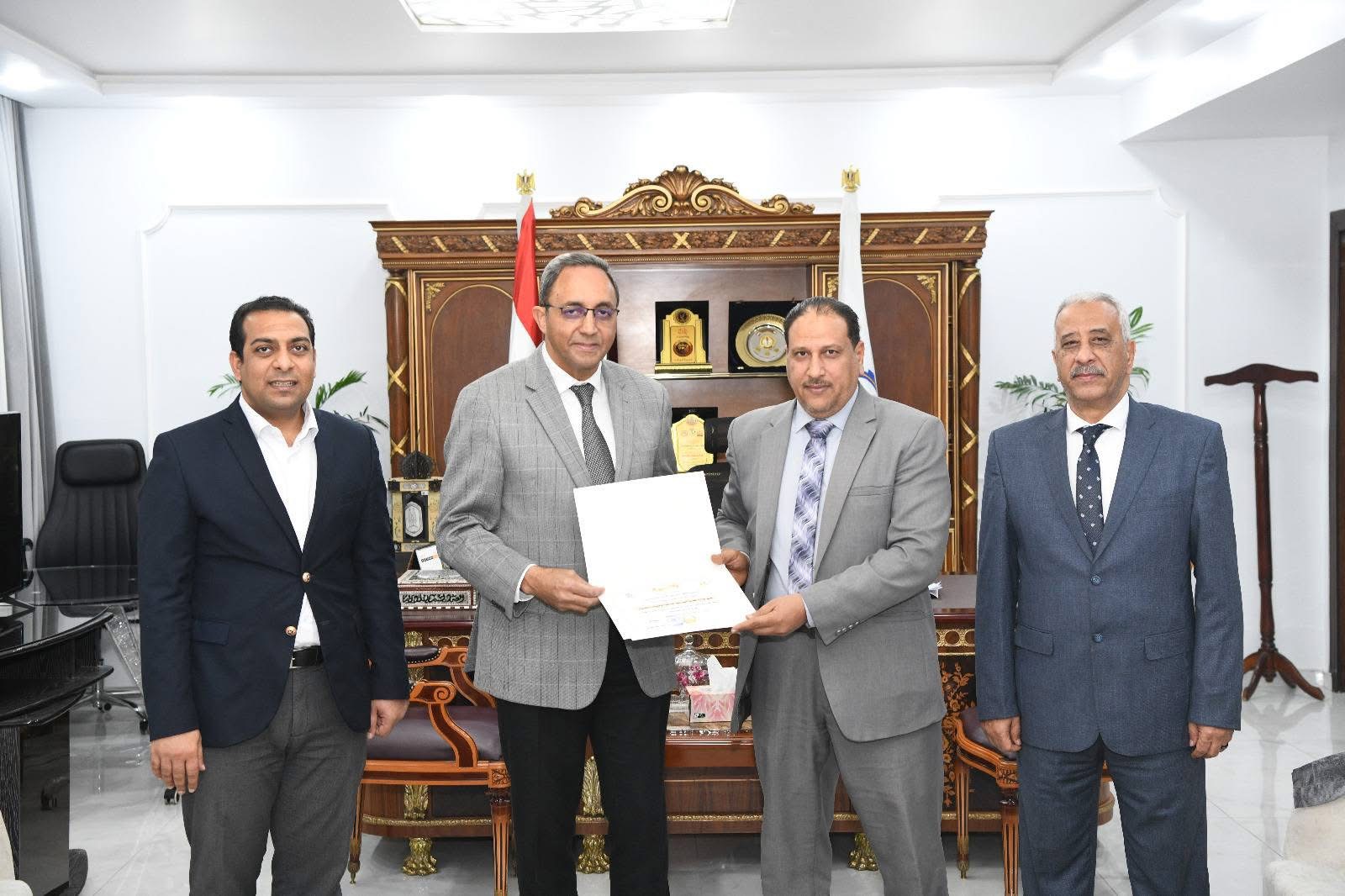 محافظ قنا يكرم أوائل البرامج التدريبية بمركز تدريب التنمية المحلية بسقارة (7)
