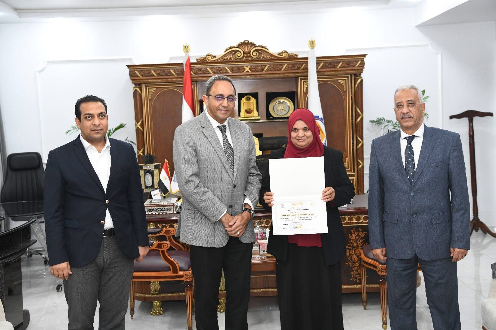 محافظ قنا يكرم أوائل البرامج التدريبية بمركز تدريب التنمية المحلية بسقارة (5)