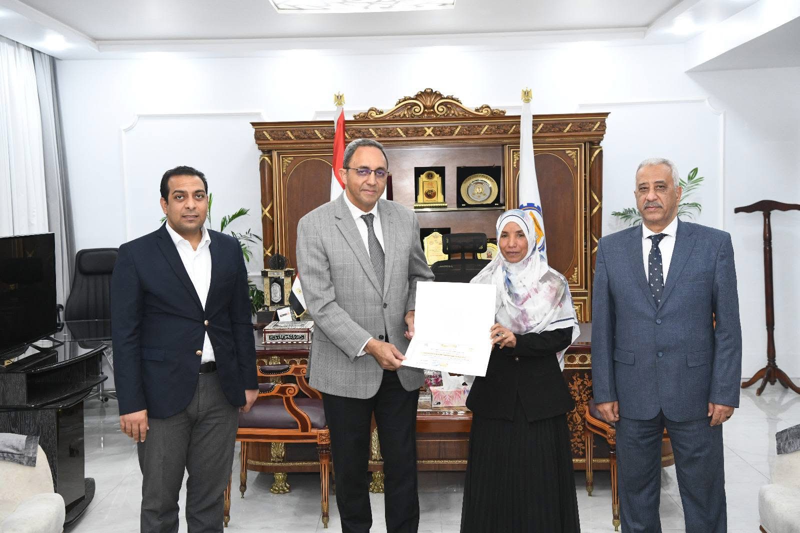 محافظ قنا يكرم أوائل البرامج التدريبية بمركز تدريب التنمية المحلية بسقارة (1)