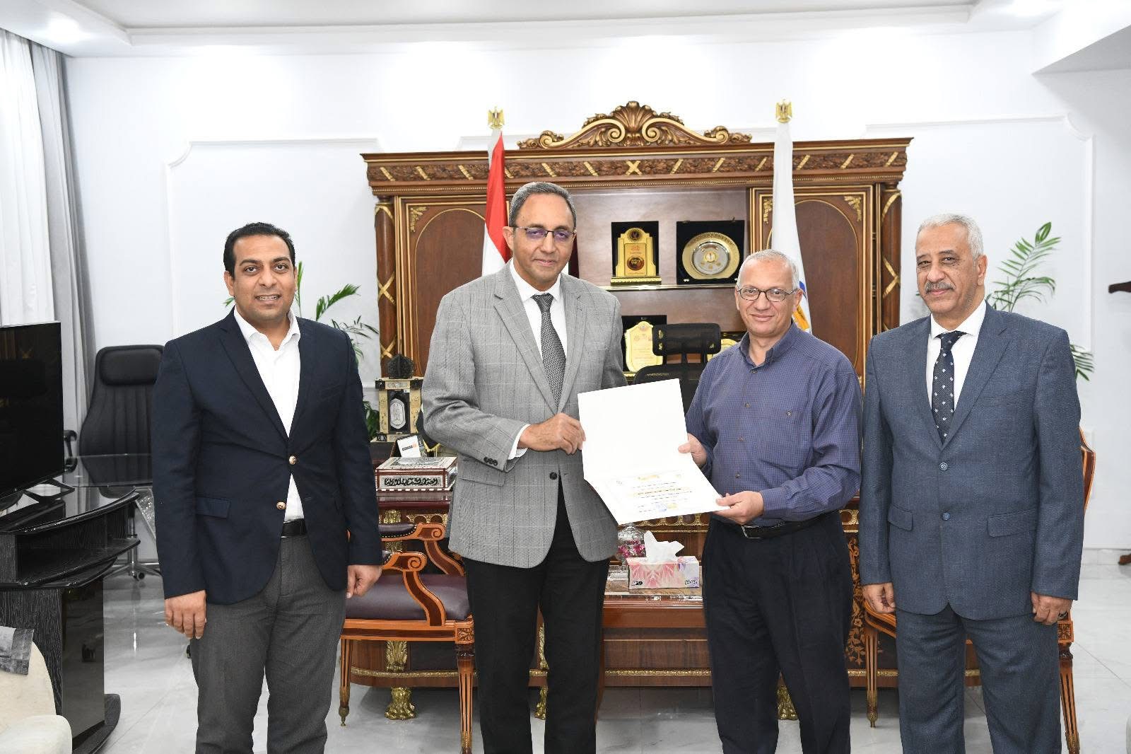 محافظ قنا يكرم أوائل البرامج التدريبية بمركز تدريب التنمية المحلية بسقارة (4)