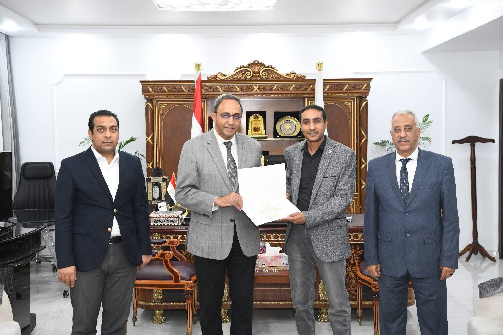 محافظ قنا يكرم أوائل البرامج التدريبية بمركز تدريب التنمية المحلية بسقارة (8)