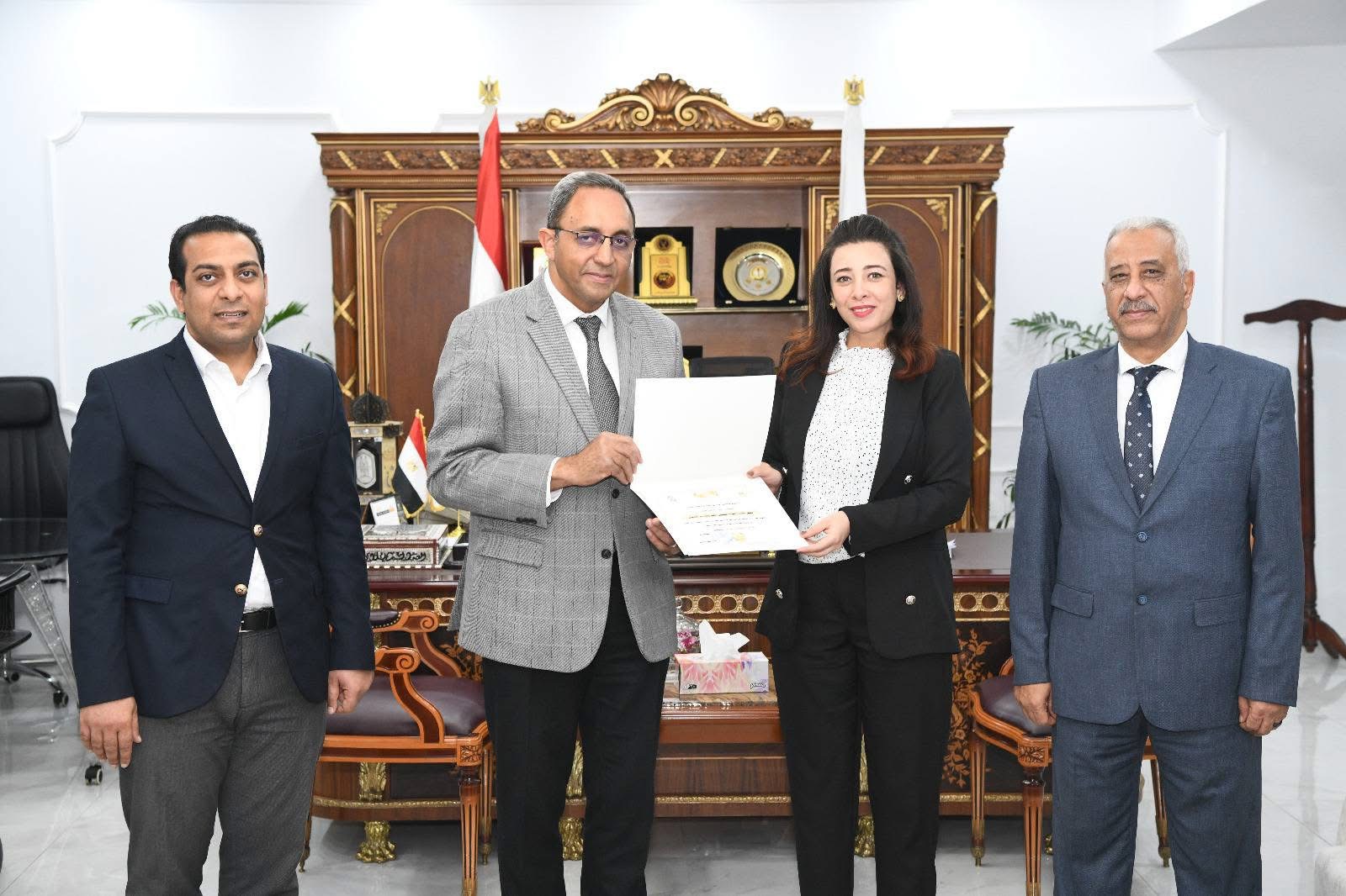 محافظ قنا يكرم أوائل البرامج التدريبية بمركز تدريب التنمية المحلية بسقارة (2)