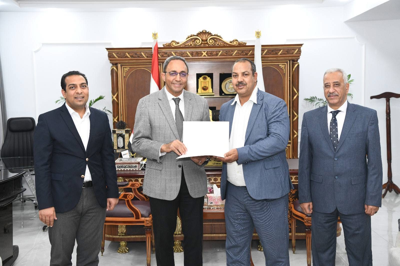 محافظ قنا يكرم أوائل البرامج التدريبية بمركز تدريب التنمية المحلية بسقارة (6)