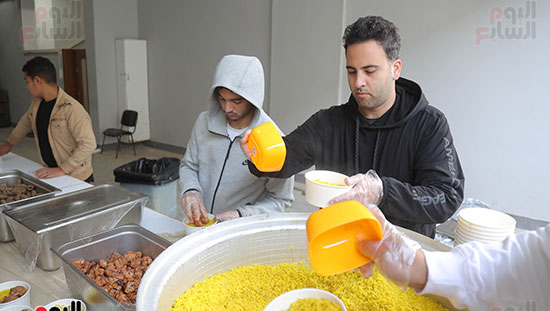 بداية وضع الطعام في العلب الخاصة بها (2)