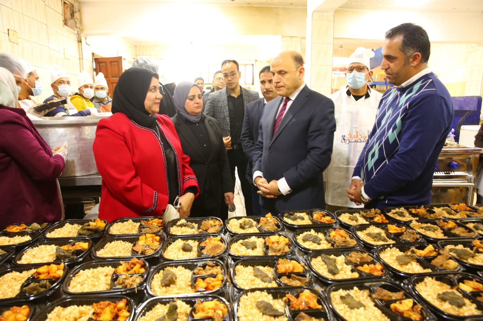 تفقد المحافظ للمطبخ