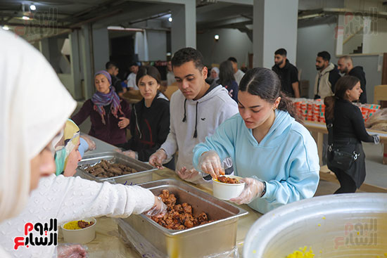 بداية وضع الطعام في العلب الخاصة بها (1)