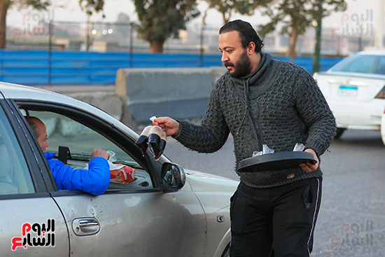 شباب الخير يوزعون العصائر والوجبات الخفيفة على الصائمين (1)