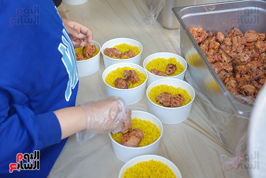 بداية وضع الطعام في العلب الخاصة بها (3)