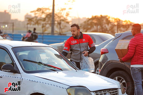 شباب الخير يوزعون العصائر والوجبات الخفيفة على الصائمين (8)