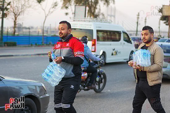 شباب الخير يوزعون العصائر والوجبات الخفيفة على الصائمين (11)